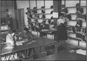Immagine che contiene interno, arredo, biblioteca, stanza  Descrizione generata automaticamente